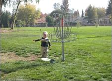 Kid playing on frisbee course